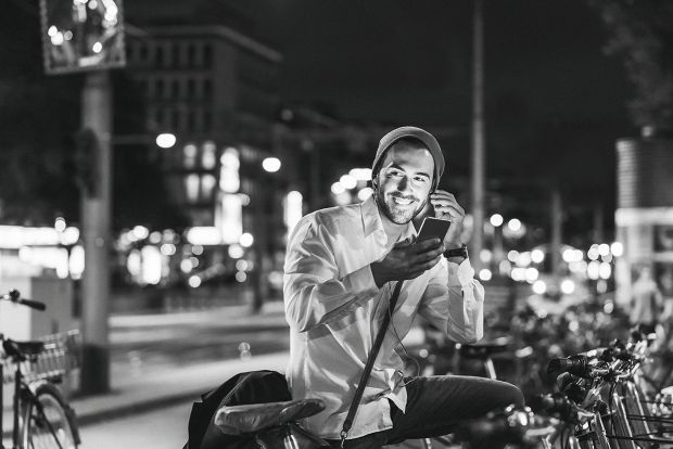 Sympathischer Mann mit Handy
