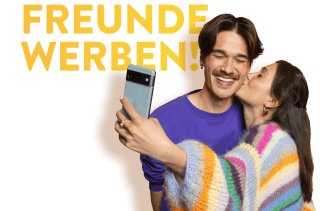 Freunde werben Freunde Mann und Frau mit einem Handy in der Hand